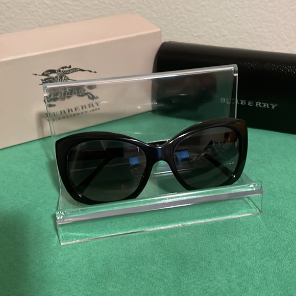EUC Authentic Burberry polarize sunglasses OBE4164 - Picture 2 of 5